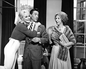Fur Stole: Don'T Bother To Knock (1961)