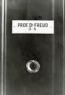 Berggasse: Door of the doctor?s office of Sigmund Freud