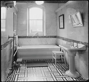 Linoleum: DOULTON BATHROOM SUITE