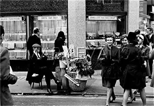 Dour: DOUR FLOWER SELLER
