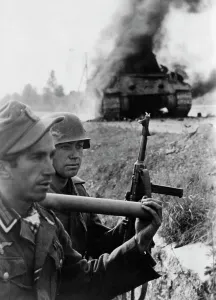 Mp 40: Downed T-34 during the fighting in the Courland Bridgehead