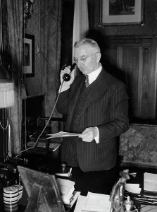 Drittes: Dr. Hjalmar Schacht