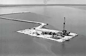 Sapozhkov: Drilling rig at Samotlor Lake, 1986