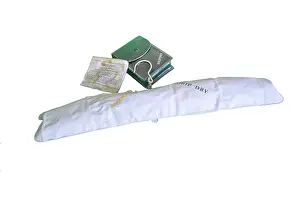 Gimmick: Drip-Dry inflatable hanger, with instructions and pouch
