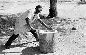 Sabi: Drum maker at work near Birchenough bridge 1, Ndau