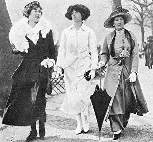 Buccleuch: The Duchess of Buccleuch with daughters, 1917