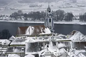 Duernstein: Duernstein at winter time, in the background : Danube river