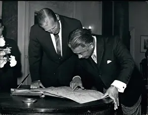 Pores: Duke of Edinburgh looks at map, Mexican Embassy