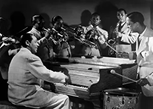 Perfom: Duke Ellington and his Famous Orchestra