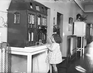 Dusts: DUSTING A DOLLS HOUSE