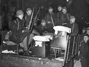 Referenda: Dutch soldiers with voting boxes, 1935