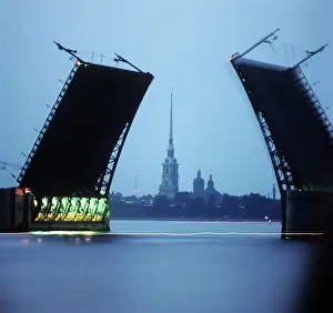 Spanning: Dvortsovy Bridge across Neva River raised, 1981