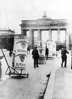 Quadriga: DVP election posters in front of the Brandenburg