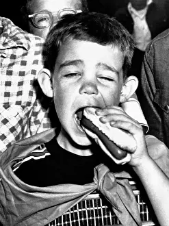 Colo: Dwight David Eisenhower II. He eats a hot-dog ?