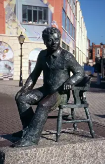Dylan: DYLAN THOMAS STATUE