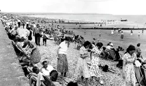 The Francis Frith Collection: Dymchurch, the Beach looking east c1955