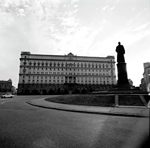 Dzerzhinsky: Dzerzhinsky Square in Moscow, 1990