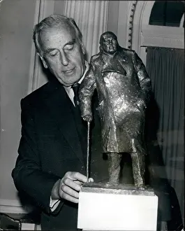 Unveils: Earl Mountbatten with Churchill replica statue, London