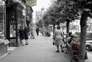 Grinstead: East Grinstead, the Sidewalk, High Street c1955