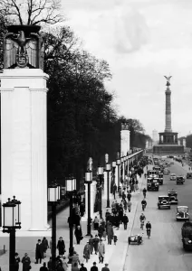 Juni: The East-West Axis in Berlin, 1939