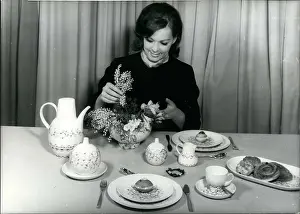 Arranges: Easter breakfast with food, drink and flowers