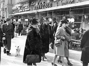 Leash: Easter walk on the Kurfuerstendamm, 1942