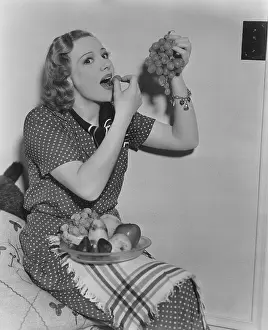 Tasty: Eating grapes