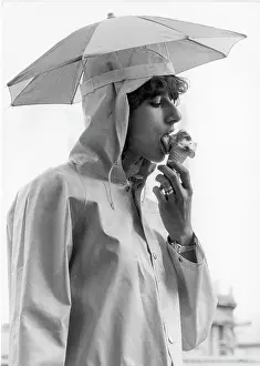 Ices: Eating ice cream with special rain protection