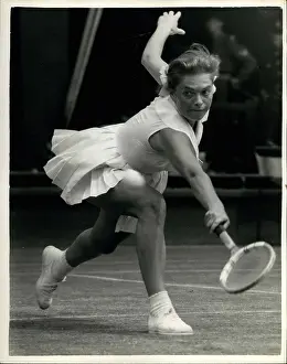 Singles: Edda Buding in tennis match at Wimbledon