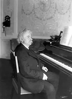 Grieg: Edvard Grieg at the piano, 1907