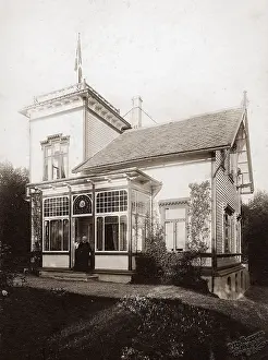 Grieg: Edvard Grieg in front of his villa