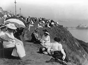 Holidaymaker: Edwardian holidaymakers on a cliff