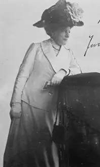 Props: Edwardian lady leaning
