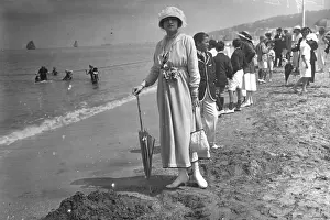 Edwardian Style: Edwardian woman on the beach