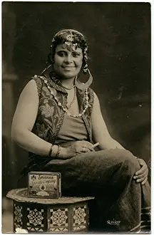 Salonica: EGYPTIAN LADY SMOKING