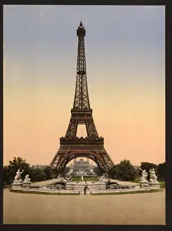 Universel: Eiffel Tower, full-view looking toward the Trocadero, Exposi