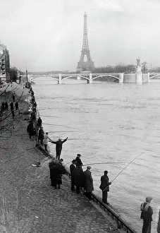 Anglers: Eiffel tower and Seine