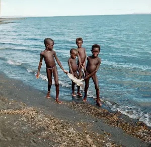 Turkana: El Molo youngsters taking home their breakfast