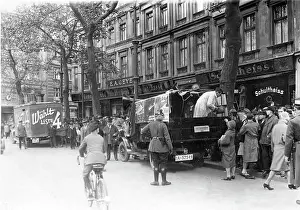 Bicyclist: Election campaign before the Reichstag elections in Berlin