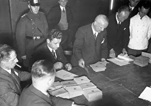 Ballots: Election workers during the count of votes after the Reichst