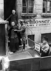 1933 1945: Election workers and voters in Berlin during the referen