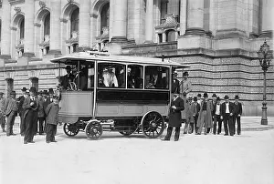 Electrically: Electrically operated bus in Berlin, circa 1900