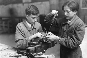 Doorbell: Electrician apprentices in Paris, 1941