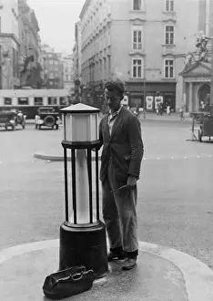 Michaeler: An electrician exchanges a light bulb
