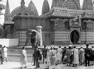 Freely: Elephant enclosure in the Berlin Tiergarten, 1930