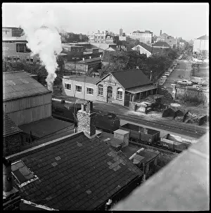 Deste: An elevated view looking down onto railway tracks