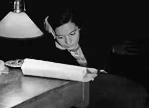 Bergner: Elisabeth Bergner studying rolls, 1929