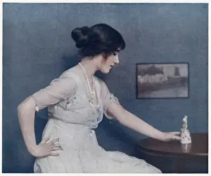 Fiancee: ELIZABETH BOWES-LYON