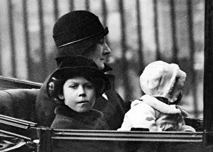 Konigin: Elizabeth II in an open car, 1932