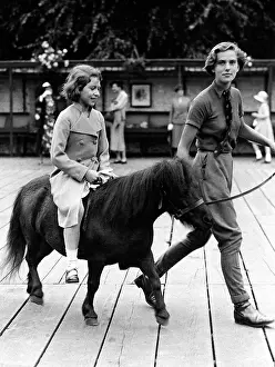 Leash: Elizabeth II rides a pony